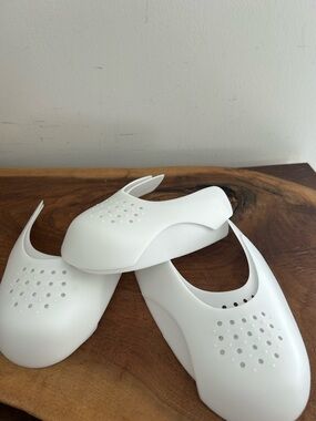 NEW Anti Crease Plastic Shoe Toe Guard Protectors White Black set of 8